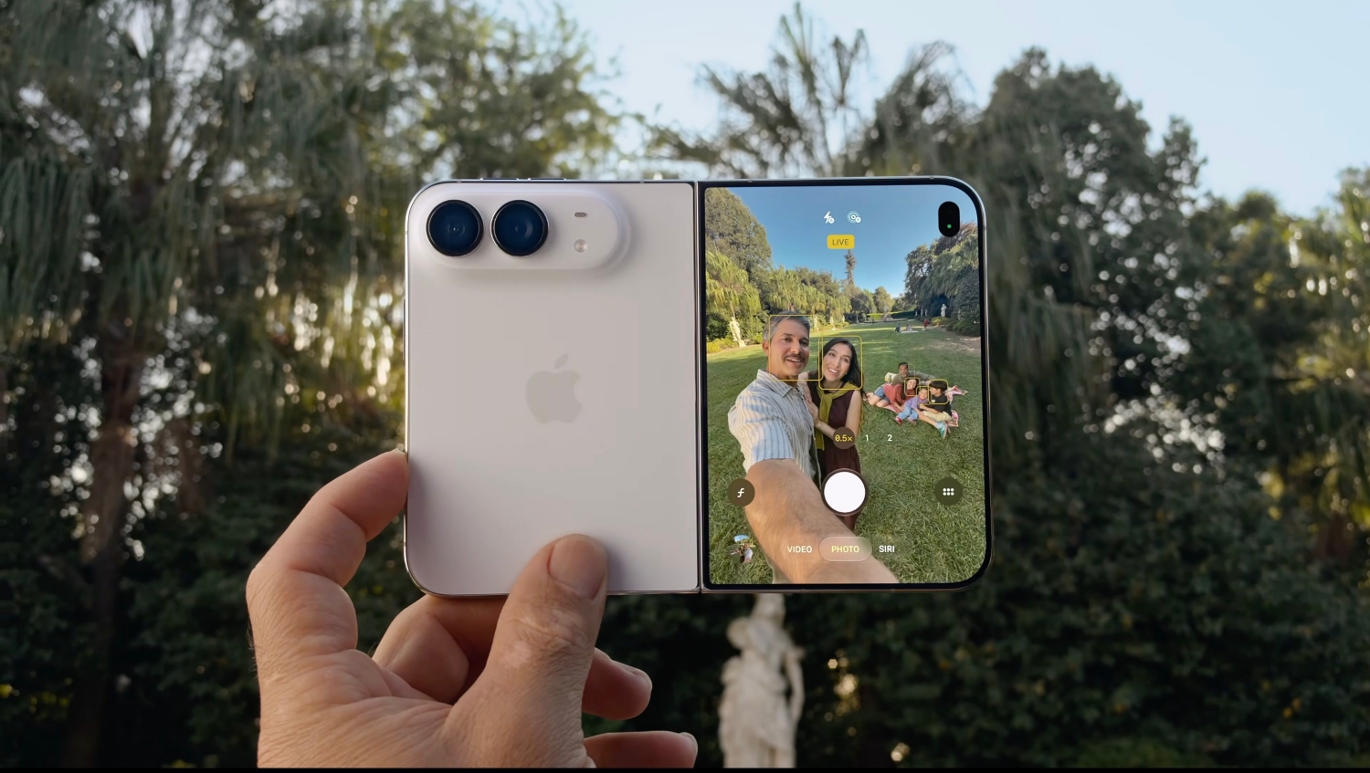 iPhone Duoの背面カメラと、人物を映す外側ディスプレイが同時に見える画面