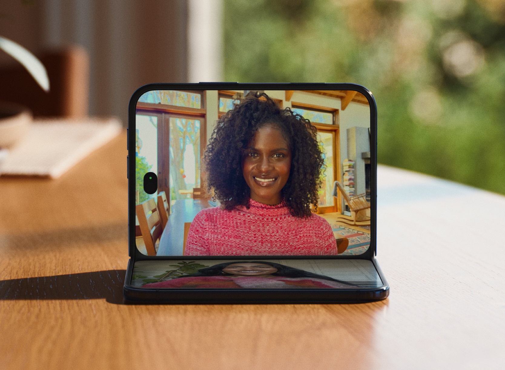 半開きのiPhone Duoを机に置いてFaceTimeを表示
